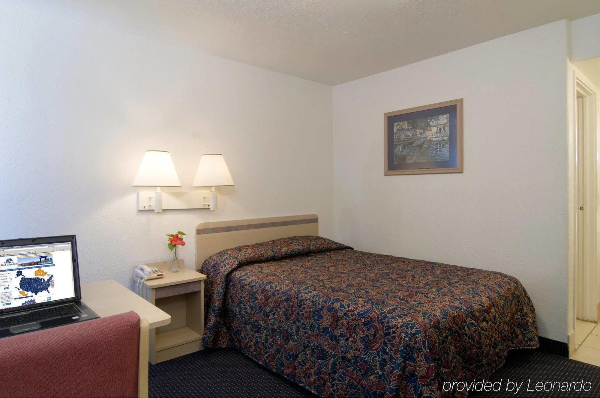 Americas Best Value Inn And Suites Groves Buitenkant foto